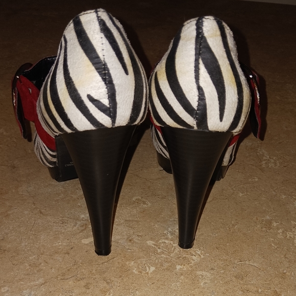 🦓 Cute Zebra Print Mary Jane Heels With Red Buckle 🦓 - Picture 6 of 14